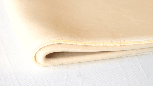 흰색 조리대 위에 접힌 반죽