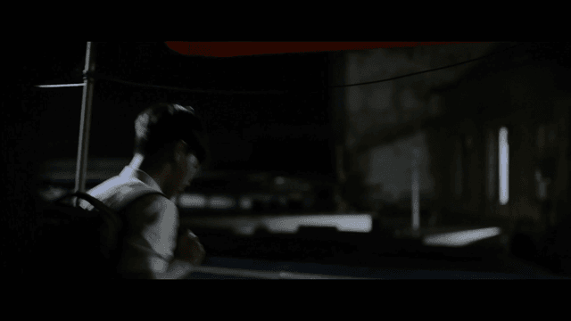 가방을 메고 밤에 걷는 학생