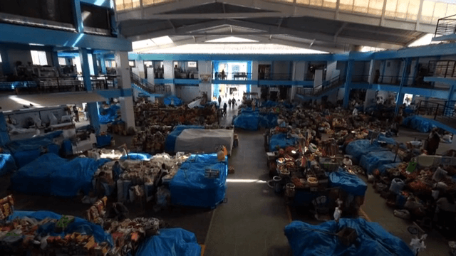 다양한 가판대와 사람들이 있는 실내 시장