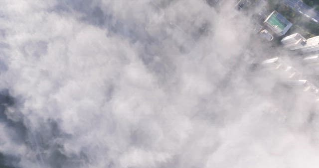 구름 아래 건물과 도로가 있는 풍경