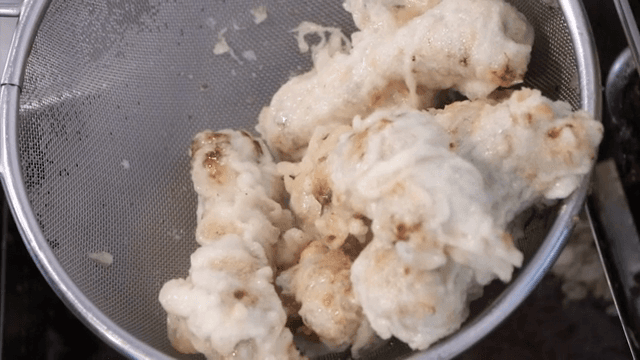 튀김옷을 입힌 등갈비 튀기기