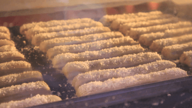 오븐에서 구워지는 츄러스