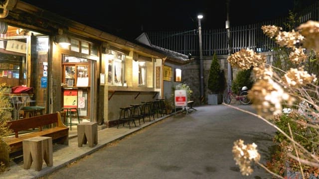 밤에 골목길에 위치한 아늑한 카페에 불이 켜진 모습