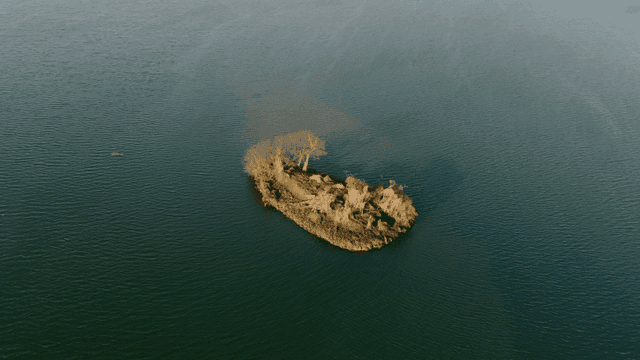 잔잔한 바다에 둘러싸인 작은 섬