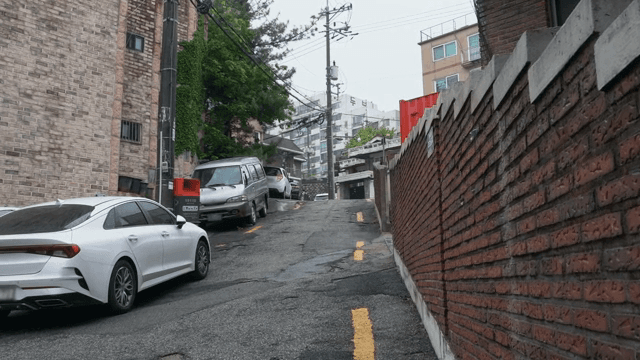 주차된 차들이 있는 조용한 도시 골목