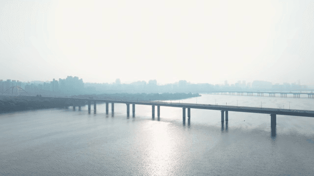 도시 스카이라인과 강 위의 다리