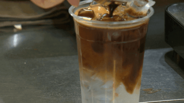 얼음과 에스프레소로 준비하는 아이스 커피