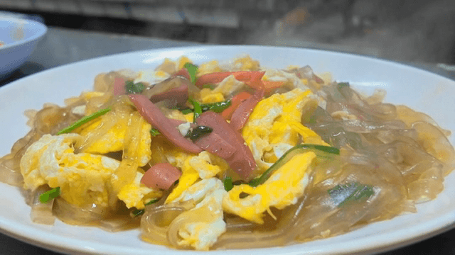 접시에 담긴 김이 나는 달걀당면볶음