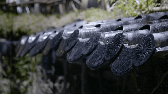 밤에 전통 한국 기와