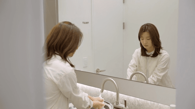 화장실에서 손을 씻는 여성