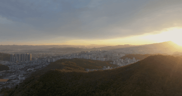 일출 시 도시 스카이라인과 산