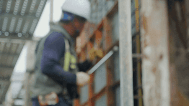 건설 현장에서 도구를 사용하는 작업자