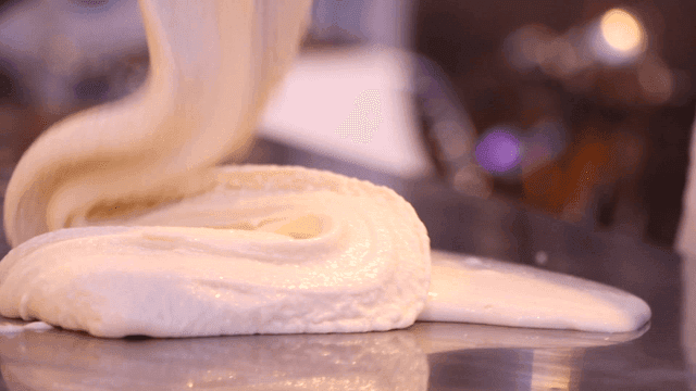 금속 표면에서 반죽을 치대는 모습