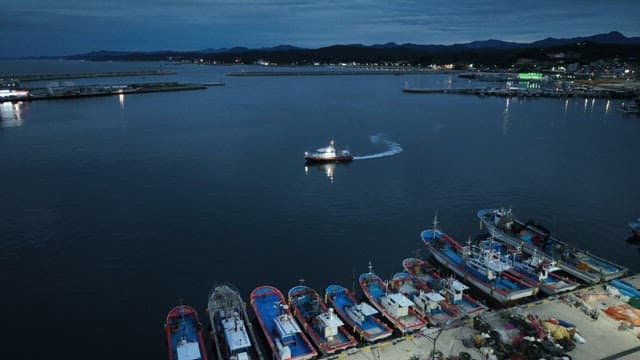 밤에 항구를 항해하는 어선