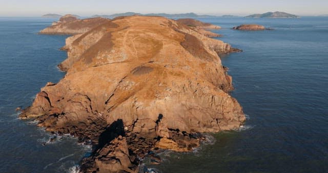 험준한 해안 절벽의 해안 풍경