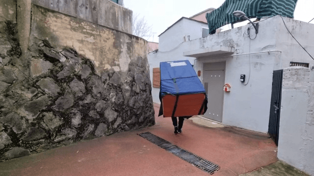 야외에서 큰 물건을 나르고 있는 사람