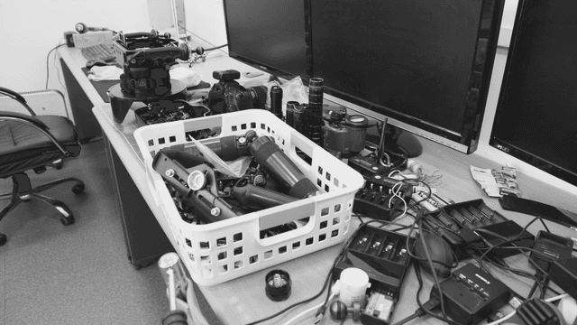 카메라 장비로 가득 찬 책상