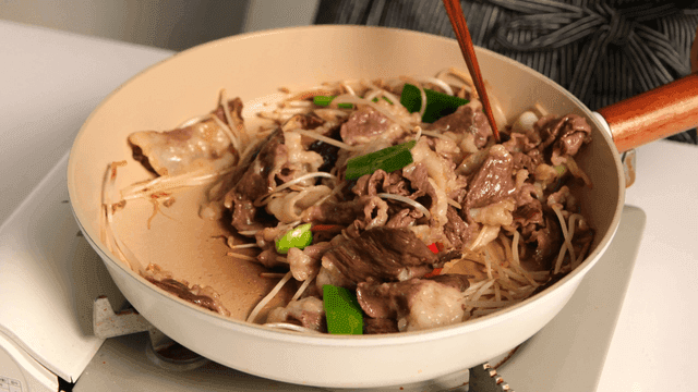 Stir-fried beef with bean sprouts in pan