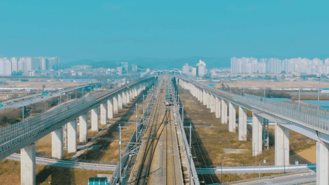 Train running fast on city's elevated tracks