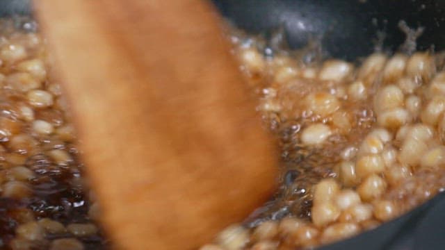 프라이팬에서 옥수수를 볶는 모습