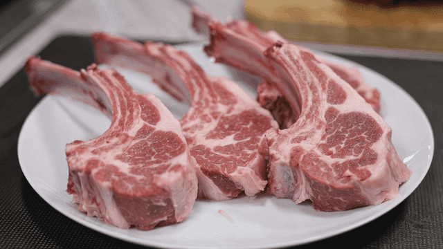Raw Tomahawk meat neatly arranged on plate