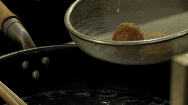 튀김을 체반에 건지는 젓가락