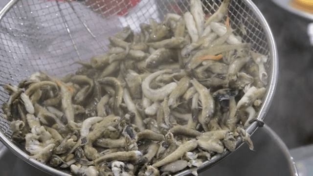 큰 냄비에서 끓고 있는 꾹저구