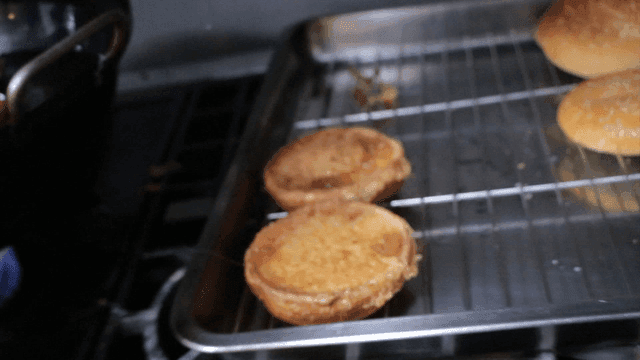 튀긴 햄버거 번을 꺼내는 장면