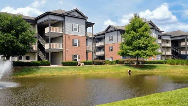 분수와 연못이 있는 주택 단지