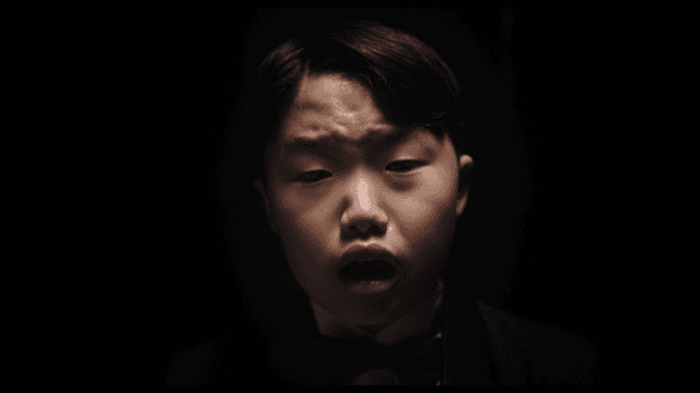 어두운 조명 아래 짜증난 남자 아이