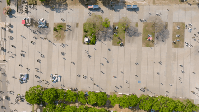 사람들과 차들이 있는 번화한 도시 광장