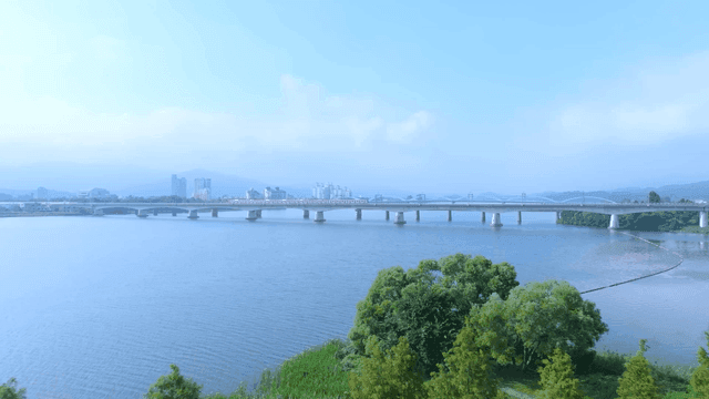 기차가 지나가는 다리 아래 넓은 강