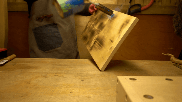 나무판자를 핸드 토치로 그으리는 목공예가