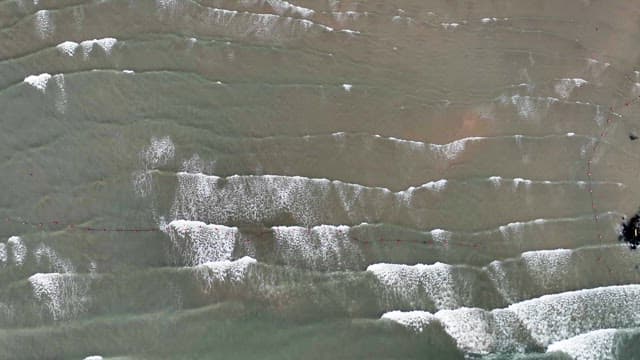 해변으로 부드럽게 밀려오는 파도