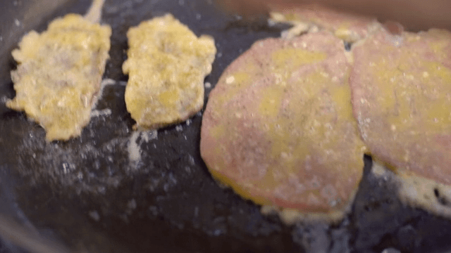 프라이팬에서 조리하는 고기