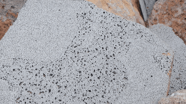 쌓여있는 회색의 철원 현무암들