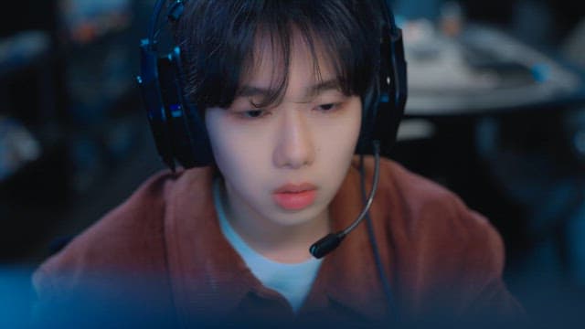 PC방에서 스크린을 보며 깊은 생각에 잠긴 사람