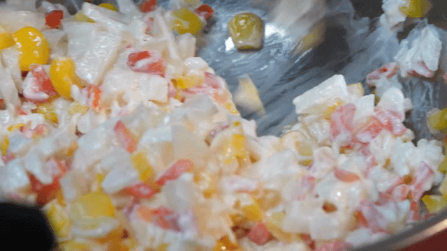 다채로운 야채 샐러드 섞기