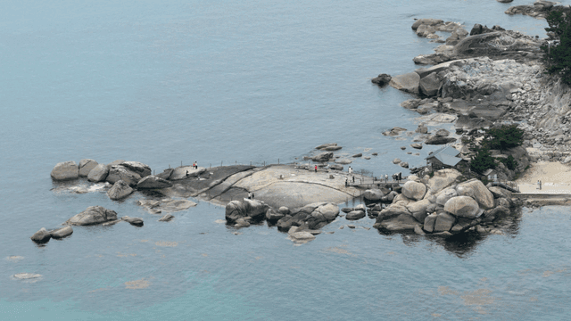 사람들이 걷고 있는 바위 해안선