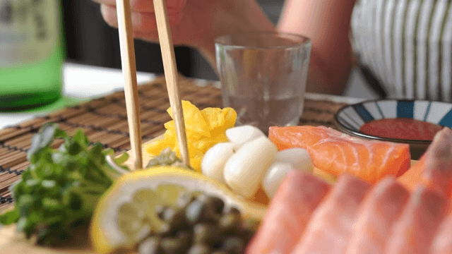 Scene where you put wasabi on salmon sashimi after eating pickled radish