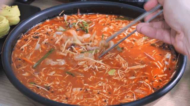 Refreshing mulhoe mixed with chopsticks