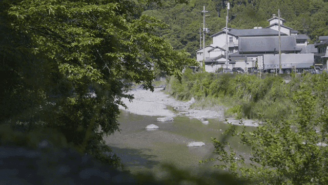 마을 옆을 흐르는 고요한 강