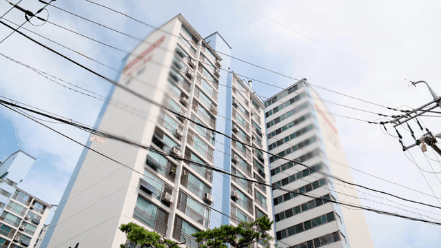 전선이 있는 높은 아파트 건물