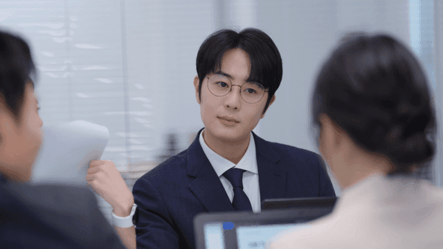 현대 사무실에서의 캐주얼한 비즈니스 회의