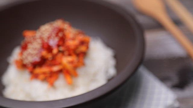 그릇에 담긴 고구마생채가 올라간 쌀밥
