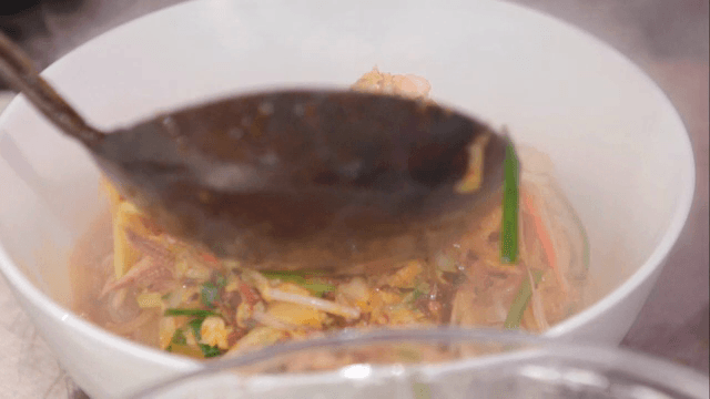 김이 나는 면에 익힌 채소 추가