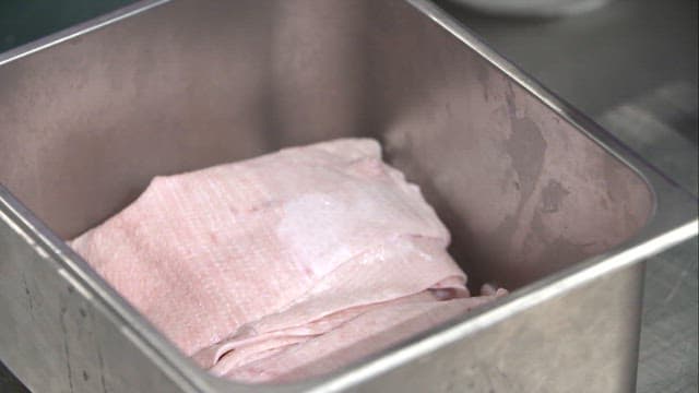 돼지껍데기에 붓는 까만 비법 소스