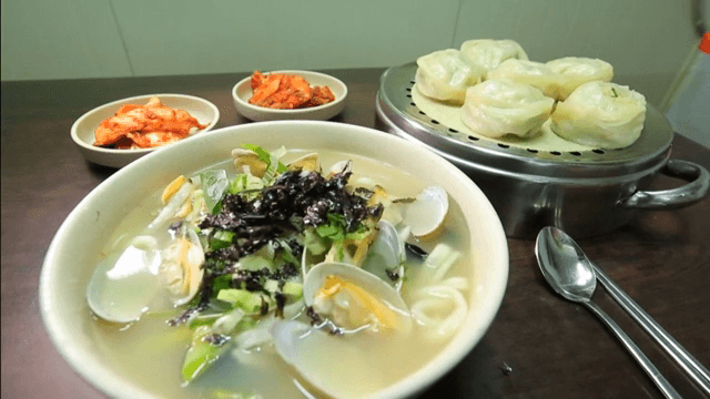 찐만두와 함께 있는 바지락 칼국수
