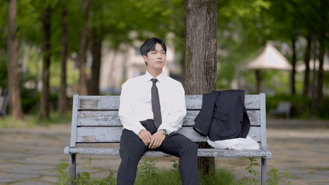공원 벤치에 앉아 쉬는 직장인 남성