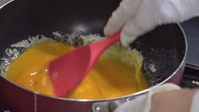 팬에서 스크램블 에그 요리하기